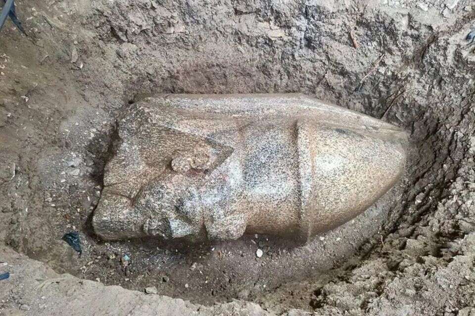 הראש של פסל פרעה שנמצא בחצר האחורית , מתוך הפייסבוק של רשות העתיקות המצרית
