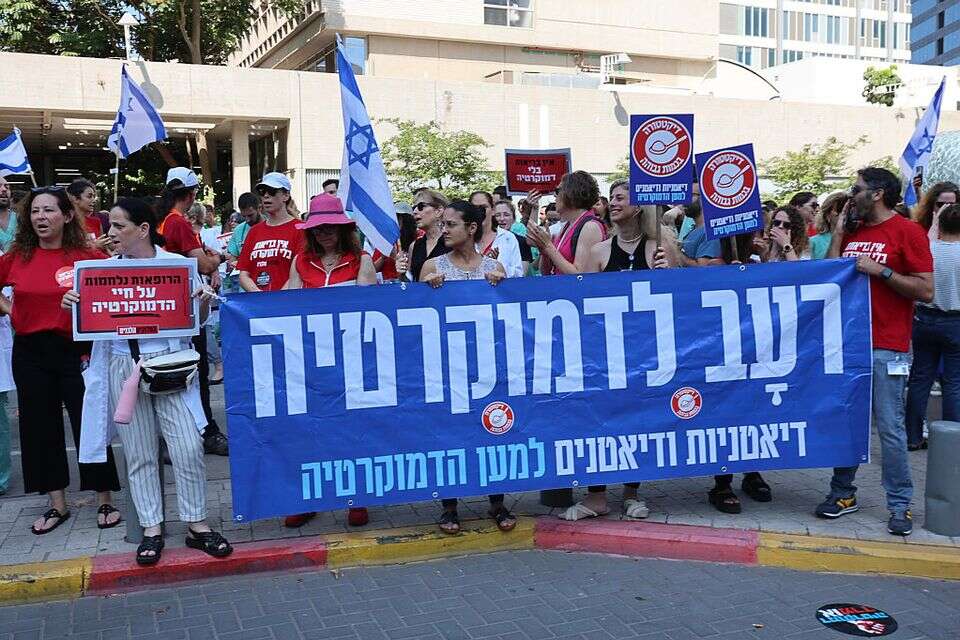 רעבים לדמוקרטיה או רעבים לכוח? "דיאטנים ודיאטניות למען הדמוקרטיה" , קוקו