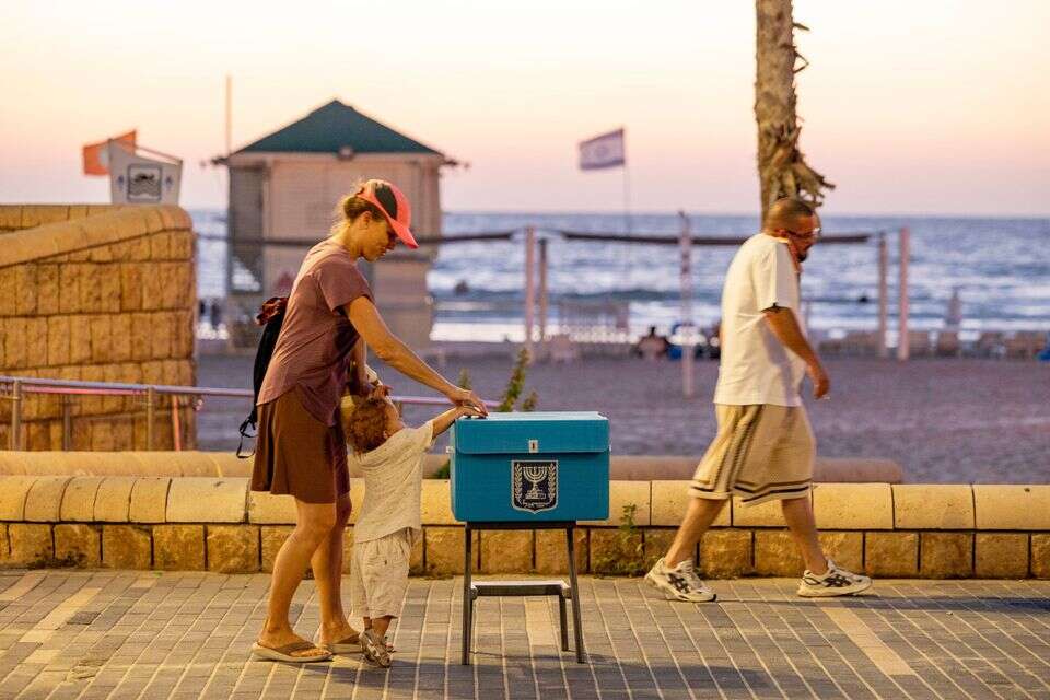 קול ההחלטות קשות (למצולמים אין קשר לכתבה) , נעמה שטרן