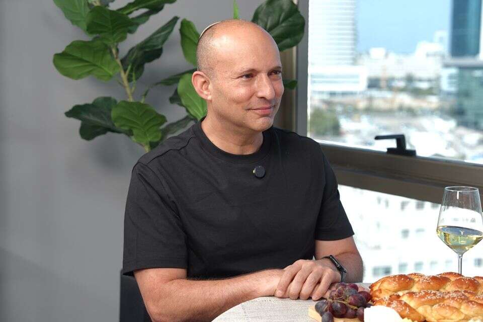 נפתלי בנט באולפן , עדי לוי