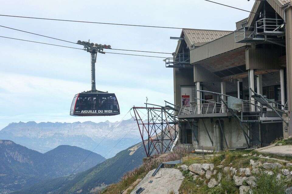 A cable car takes visitors to the top of Aiguille du Midi, in the Mont Blanc mountain range in Chamonix, France, September 29, 2026. REUTERS/Denis Balibouse , REUTERS/Denis Balibouse