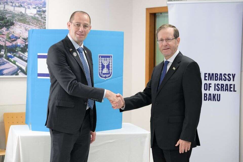 הנשיא יצחק הרצוג ושגריר ישראל רונן קראוס בקלפי בבאקו , מעיין טואף/לע״מ