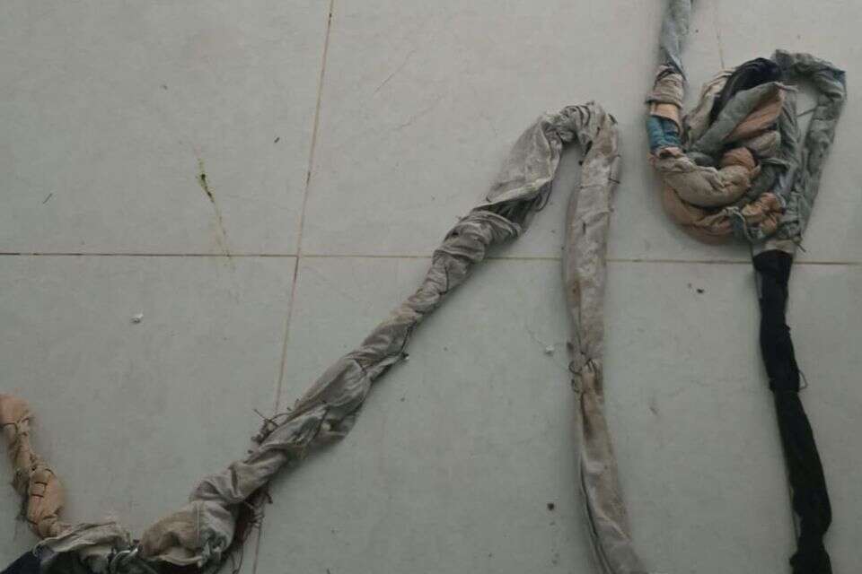 אדם כפות בשרשראות  , דוברות המשטרה