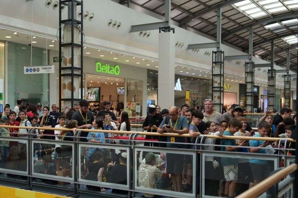 תורי הענק בקניון הגדול בפתח תקווה , דימה חבר
