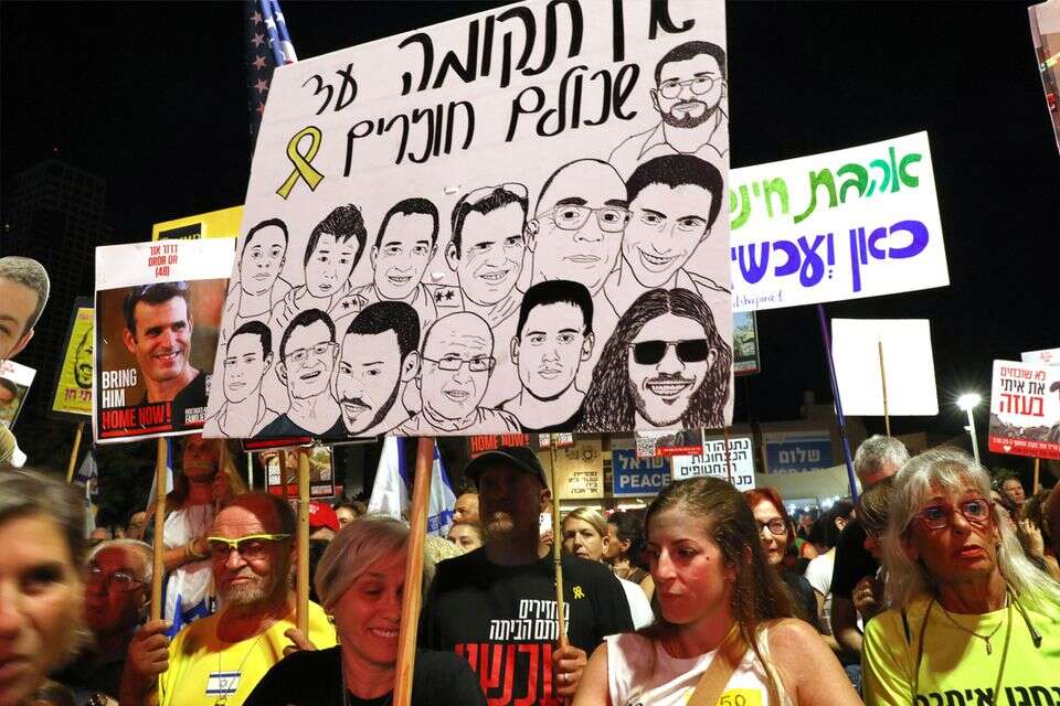 הפגנות להשבת החטופים. הספר פורט את המשא ומתן כמעט דקה לדקה , גדעון מרקוביץ'
