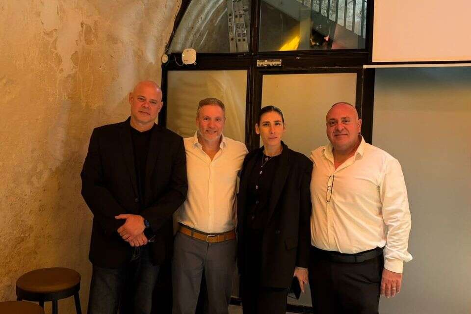 מימין לשמאל: יוסי גונן, אתי חן שריקי, נועם גרייף, אסף שוסטר - קבוצת עמרם אברהם , יח"צ