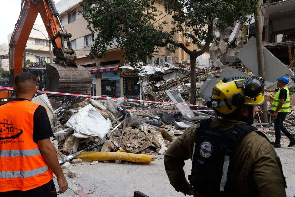 כל נשימה לרווחה היא גם אנחה. זירת קריסת הבניין בתל אביב , יהושע יוסף