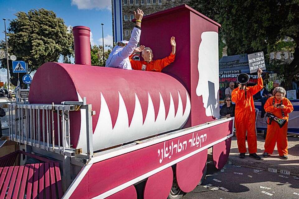 מפגינים נגד מעורבות קטאר בלשכת רה"מ , יונתן זינדל/פלאש90