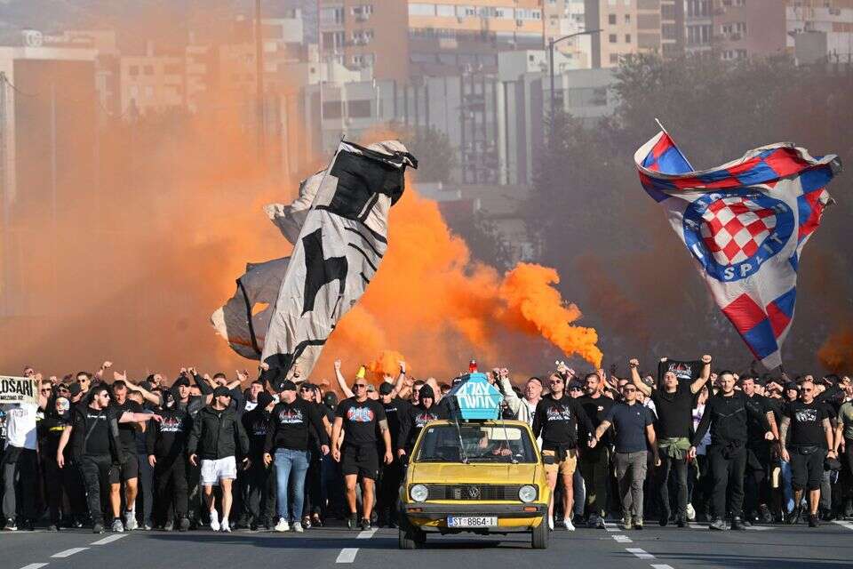 תהלוכה של אוהדי היידוק ספליט. הגזענות הרימה את ראשה המכוער , AP