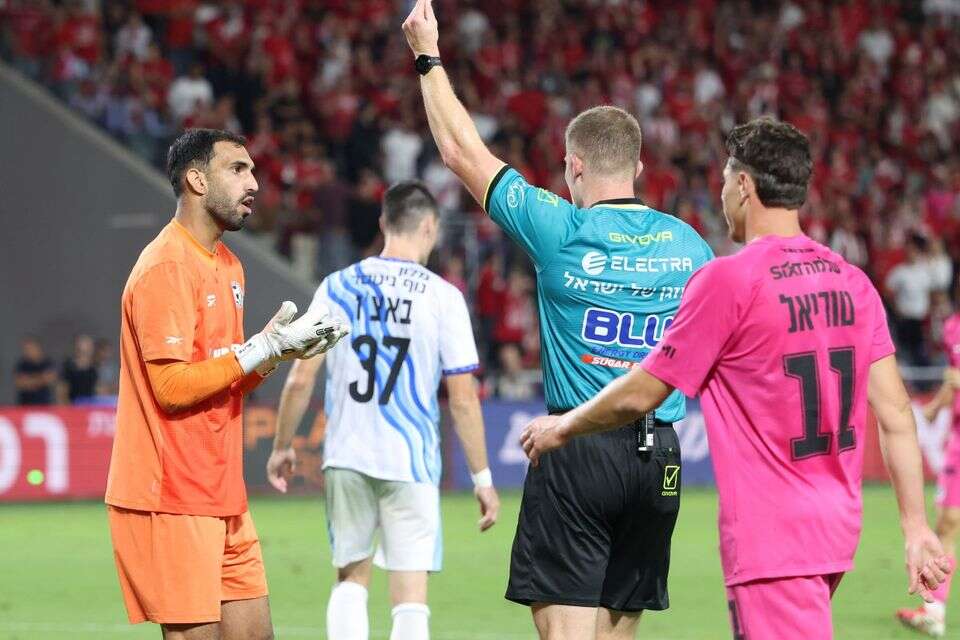 עידו שרון (משמאל) מקבל את הכרטיס הצהוב , דני מרון