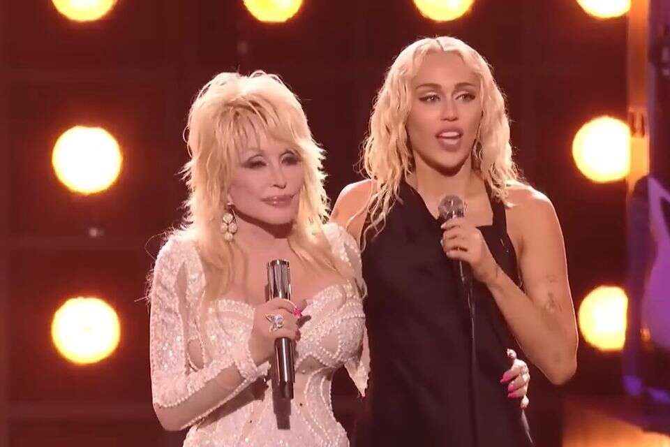 המחווה המרגשת של מיילי סיירוס ל"דודה דולי" שהלכה לעולמה , היוטיוב של cover nation