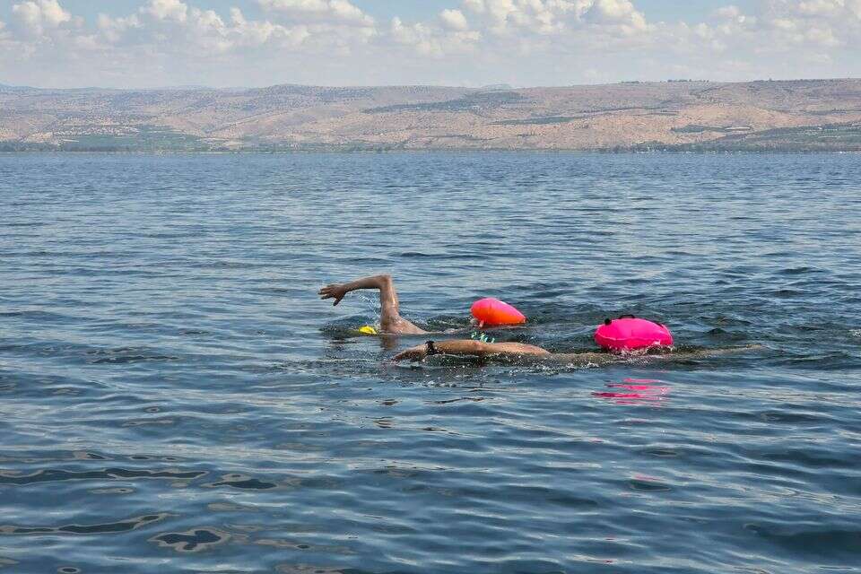 15 שחיינים פתוחים צלחה 12 קילומטרים לרוחב הכנרת בליווי אבטחה מקיפה , הדר בן דרור
