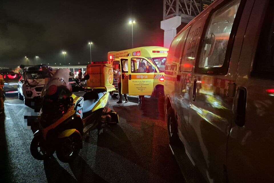 זירת התאונה סמוך למעבר עופר , מד"א