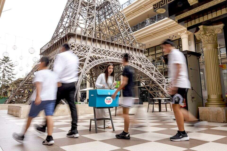 לאתגר את הדעה הרווחת. הקלפי בפריז סנטר , נעמה שטרן