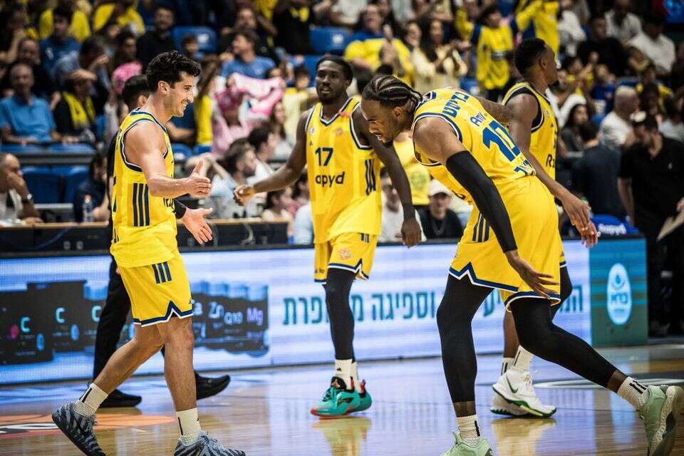 אושיי בריסט וג'ון דיברתולומיאו חוגגים , עודד קרני