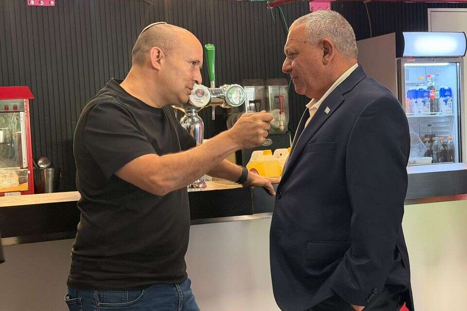 גדי איזנקוט ונפתלי בנט  , הודיה בושרי