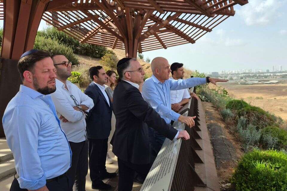 מנכ"ל משרד הפנים, ישראל אוזן ועו"ד עוז אגבבה מהנהלת פארק אריאל שרון , דוברות פארק אריאל שרון