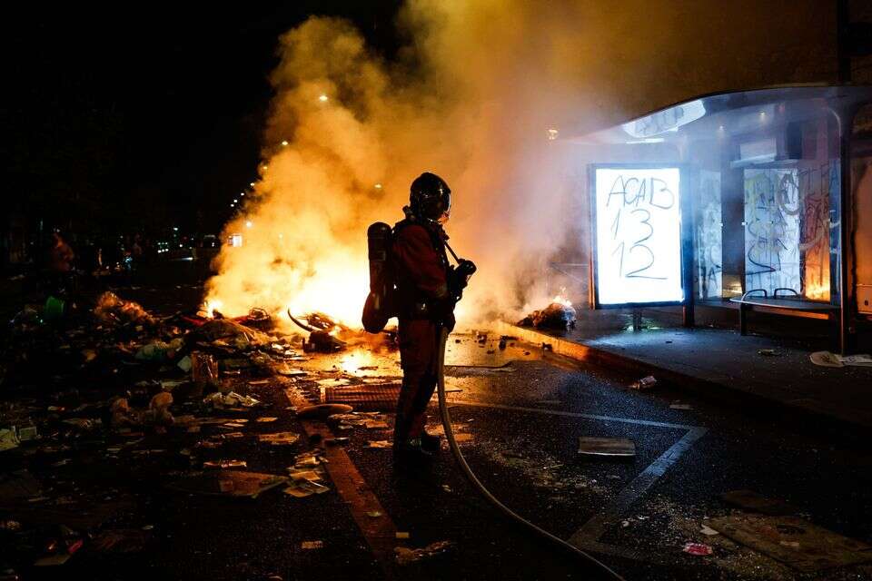 כוחות כיבוי אש במוקדי ההצתות בפריז, הלילה (בין ראשון לשני) , EPA