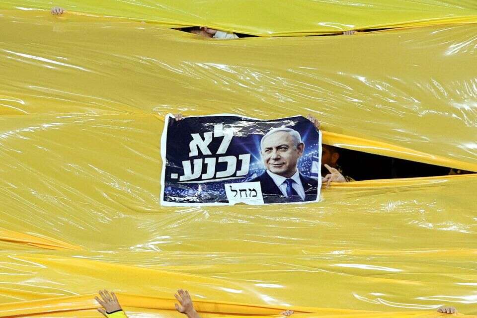שלט תמיכה בבנימין נתניהו ביציע אוהדי בית"ר ירושלים , אלן שיבר