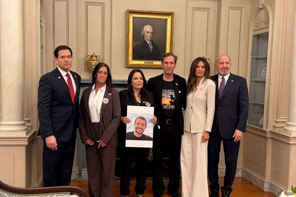 רובי חן בביקורו , ללא