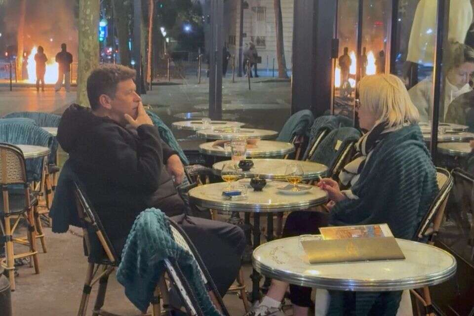 הכאוס בצרפת: יושבים בבית קפה - ולידם להבות , צילום מסך