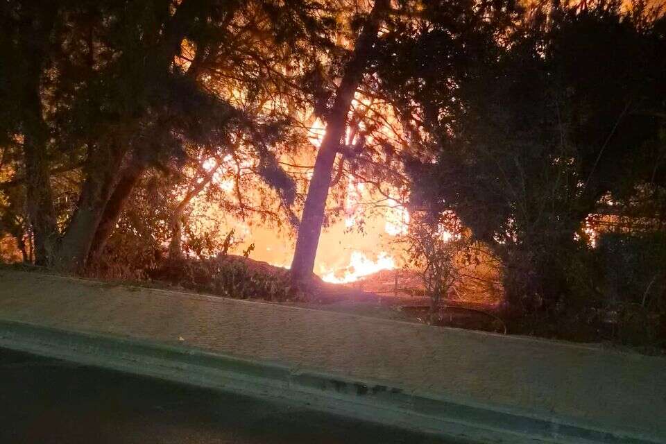 שריפה בקיבוץ בארי , ללא קרדיט