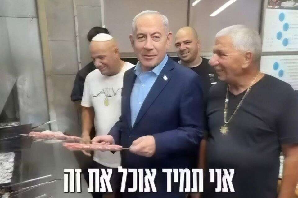 בבחירות אנחנו אוכלים בדיוק מה שהזמנו. ראש הממשלה בנימין נתניהו משדר עממיות ב"שיפודי אולגה" , ללא קרדיט