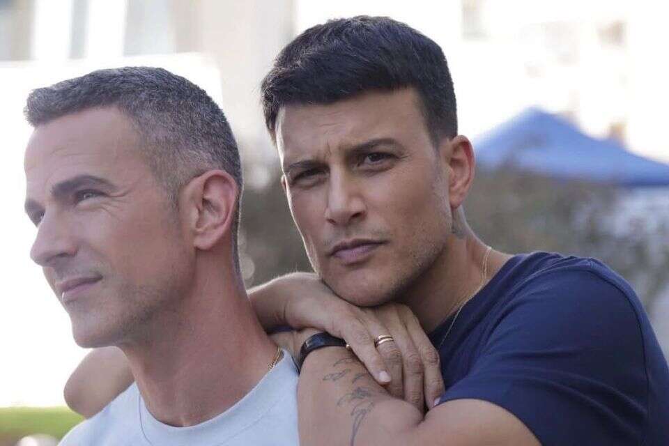 יש שינוי במערכת היחסים שלהם. אסי עזר ובעלו אלברט אסקולה , אינסטגרם
