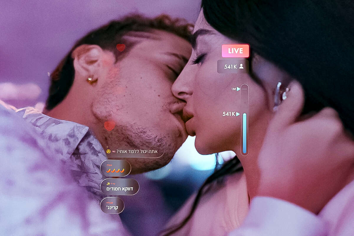 זה מה שהצופים רוצים? פרידה עוזיאל ודודו פארוק מתנשקים בפרק 7 של הסדרה CRINGE ,