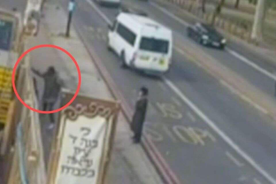 התוקף מרים יד על אחת היהודיות בלונדון , ארגון שומרים
