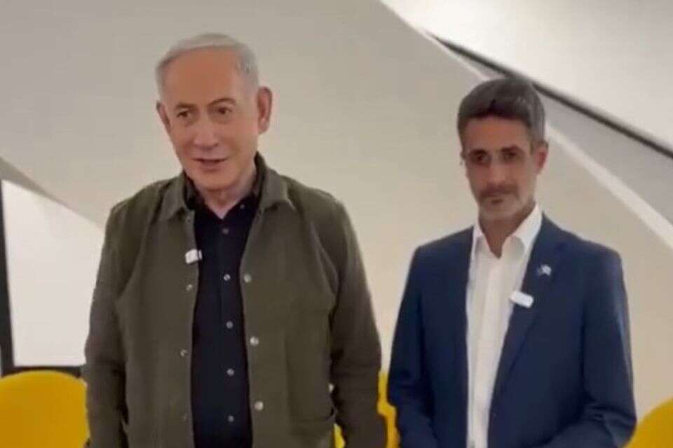 ראש עיריית קריית שמונה אביחי שטרן לצד רה"מ בנימין נתניהו , רשתות חברתיות