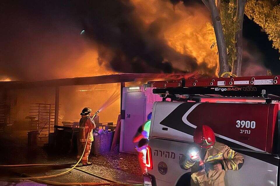 מאמצי הכיבוי של שריפת הנגרייה "עיונה" בקיבוץ בארי , עדו גלברד
