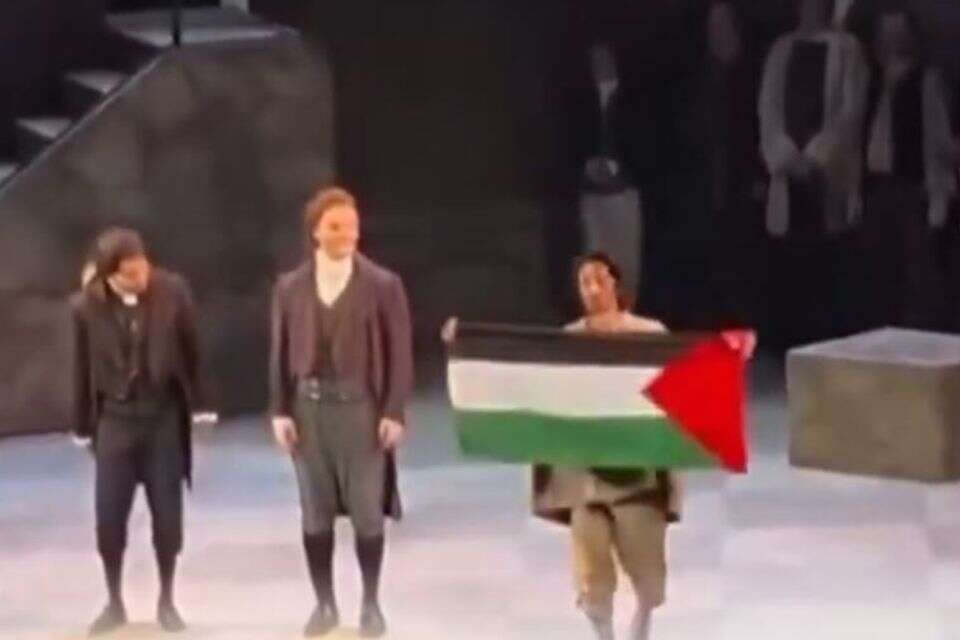 גבריאל סאנצ'ס אורטגה הניף את הדגל במהלך הקידות במופע הבכורה , רשתות חברתיות