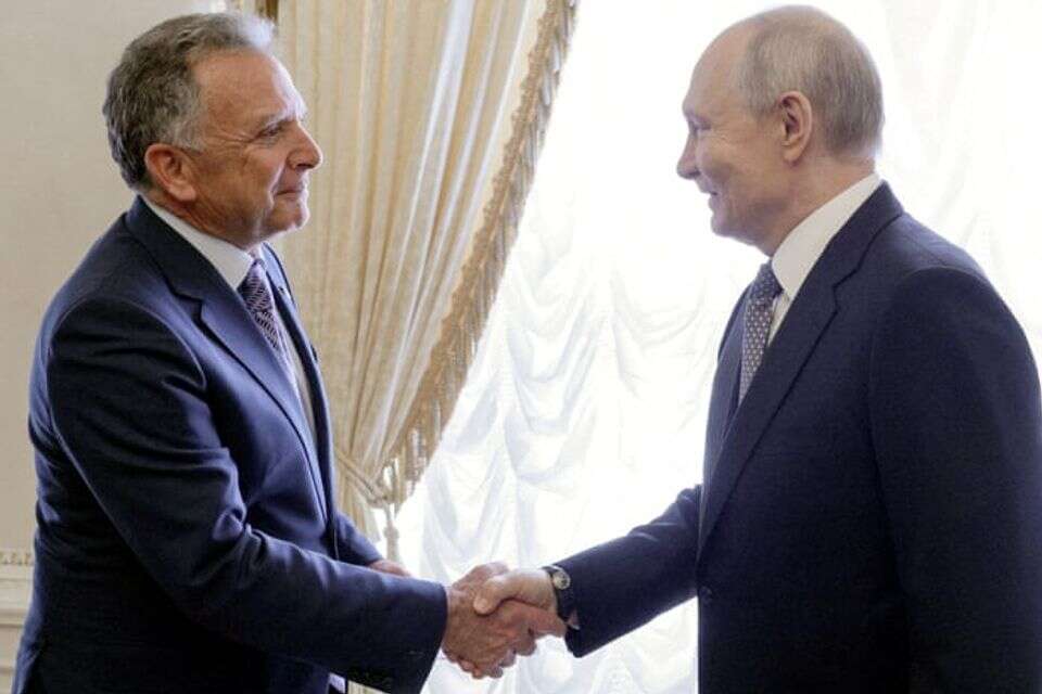 "אתה אדם הומניטרי ואני מצדיע לך" , ויטקוף ופוטין