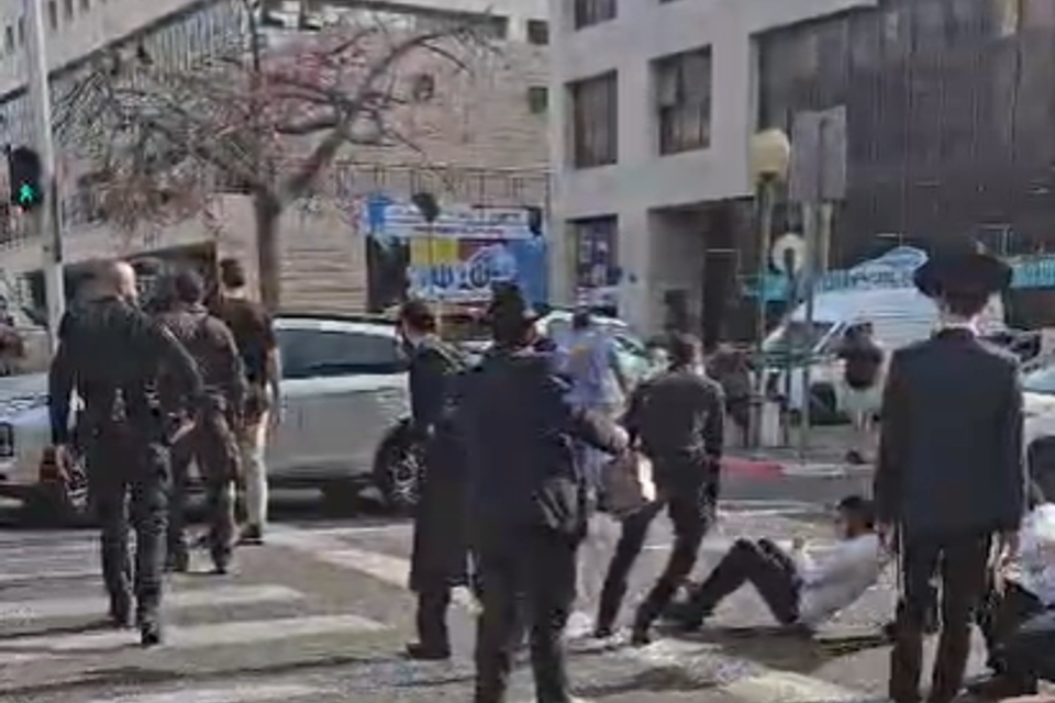 חרדים מפגינים בכפר סבא , צילום מסך