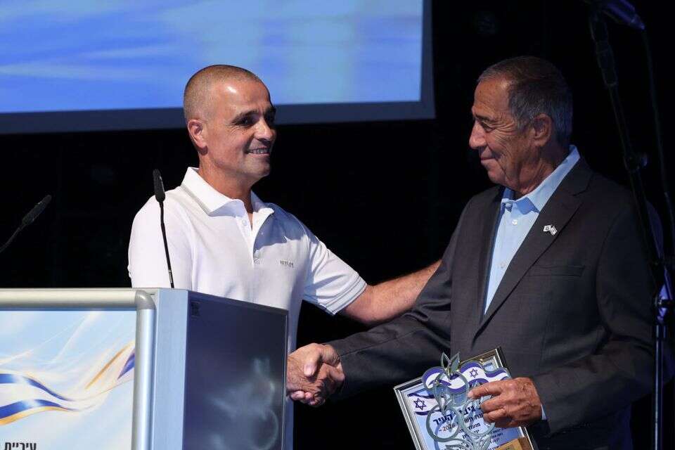 אות “גיבור העיר נס ציונה״ הוענק ליניב חיון על גבורתו בטיסת פליי דובאי , אגף הדוברות עיריית נס ציונה