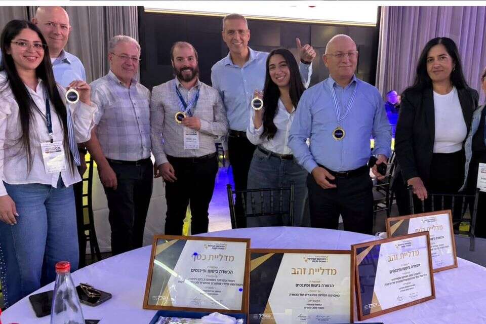 זוכי ארבעה פרסים בתחרות "מצוינות בשירות וחוויית לקוח" של המרכז הישראלי לניהול, צוות הכשרה ביטוח ופיננסים , יח"צ