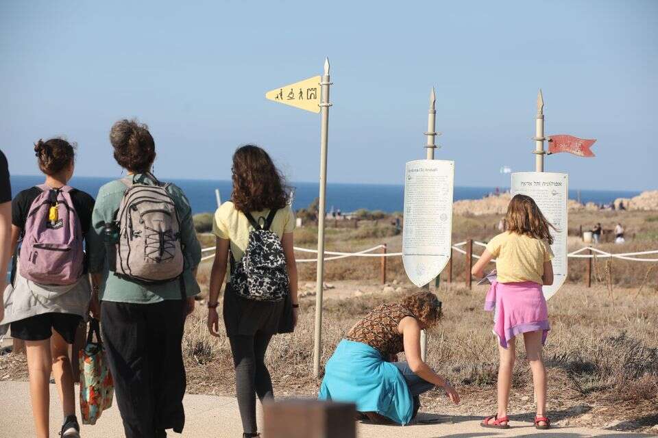 מטיילים ביום הבחירות לכנסת , ללא