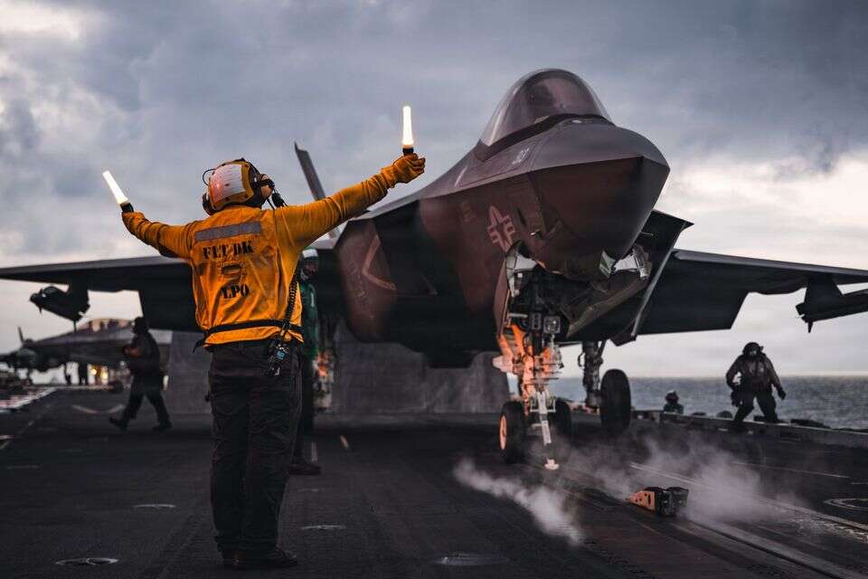 מטוס F-35 על סיפונה של נושאת המטוסים ג'ורג' וושינגטון , פיקוד מרכז של צבא ארה"ב