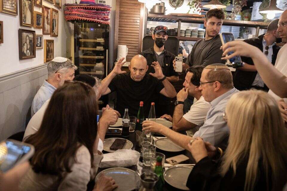 נפתלי בנט בסטיית חצות בירושלים , אורן בן חקון