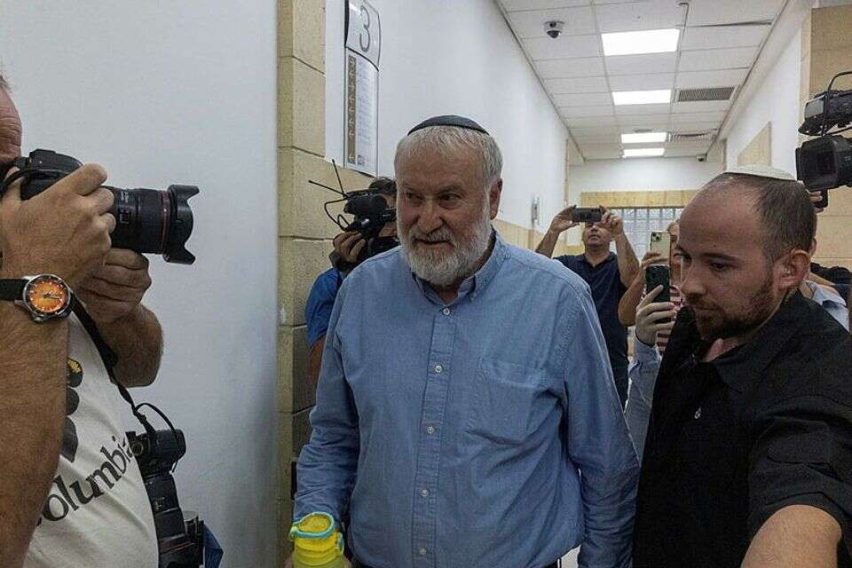 אביחי מנדלבליט מגיע לעדות , אורן בן חקון