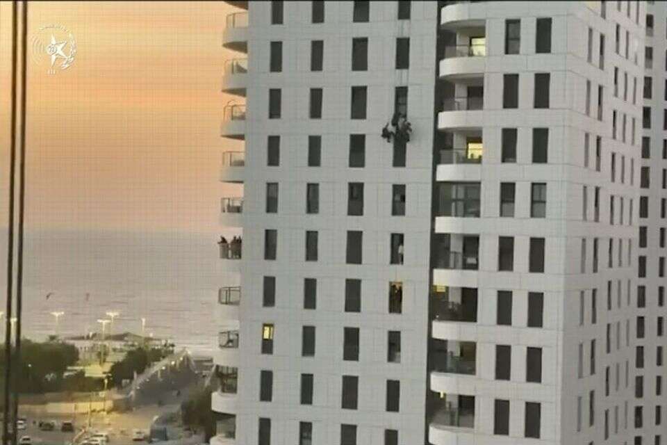 לוחמי הימ"מ חילצו אישה מקומה 11 , דוברות המשטרה
