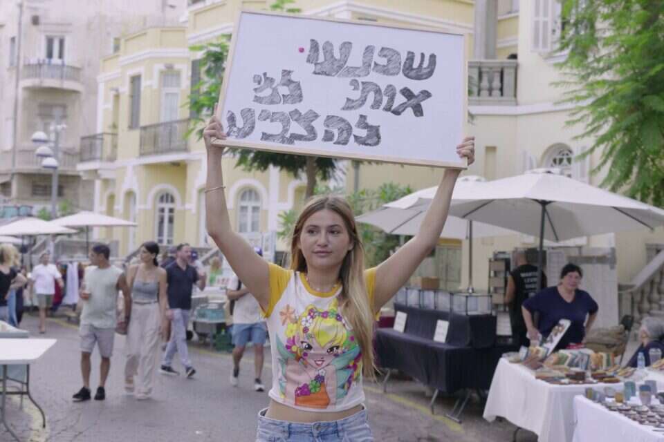 גלי קלש בשוק הכרמל עם שלט "שכנעו אותי למי להצביע" , מערכת היום פלוס
