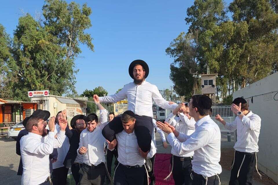 חרדים חוגגים שחרור עריק מכלא 10 , דוד קשת