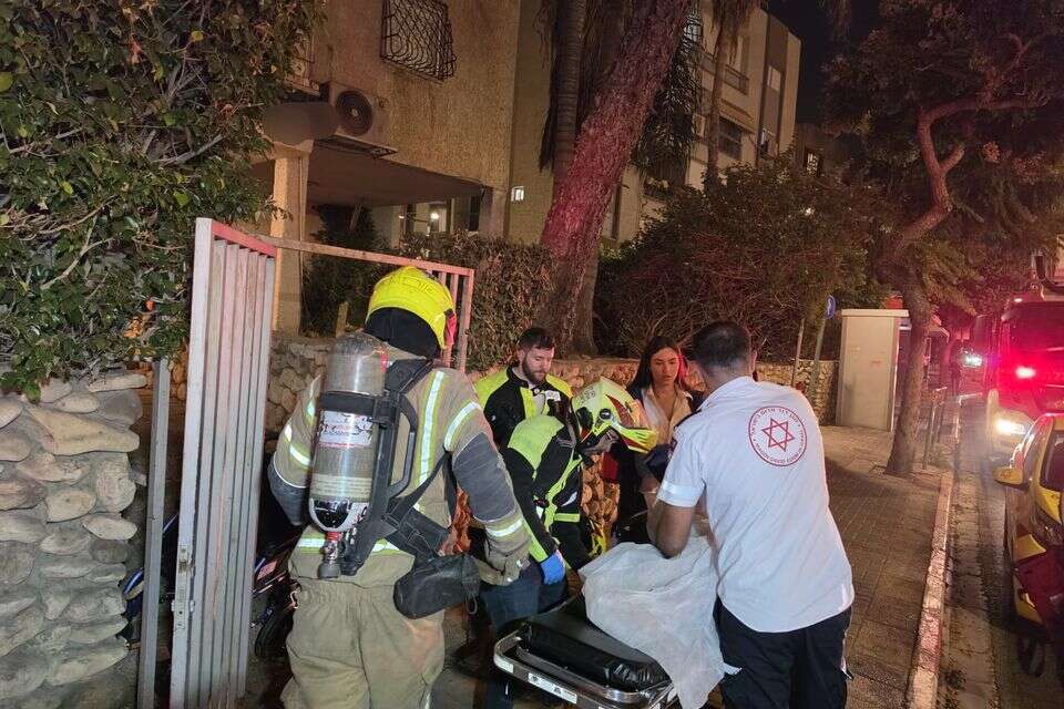 לוחמי האש חילצו לכודה מדירה בוערת בראשון לציון  , כבאות והצלה