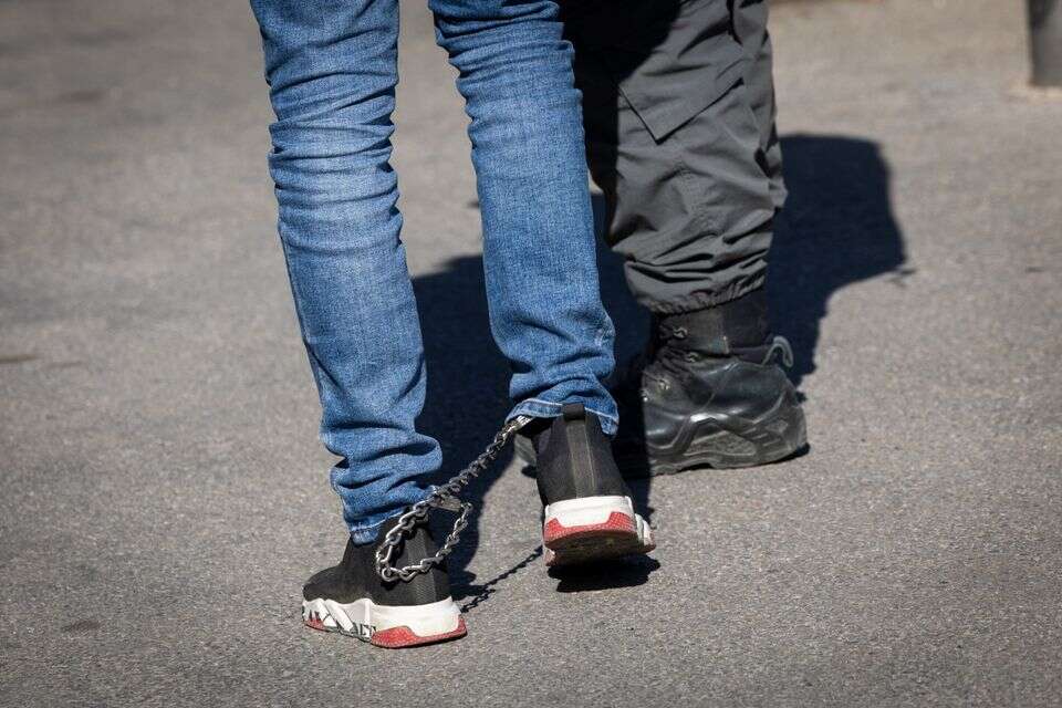 עצור באזיקים (אילוסטרציה) , אורן בן חקון