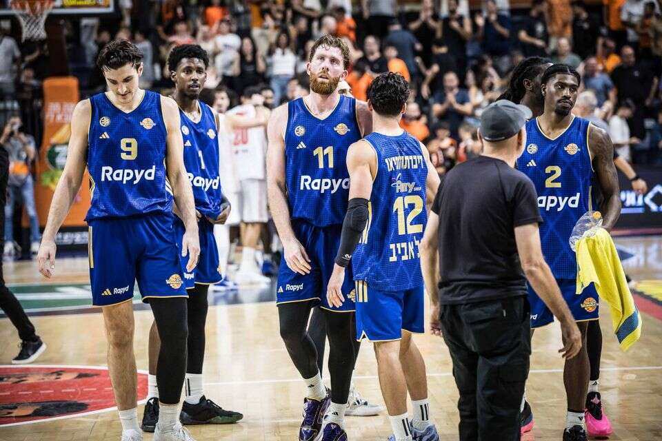 שחקני מכבי תל אביב לאחר ההפסד למכבי ראשל"צ , עודד קרני