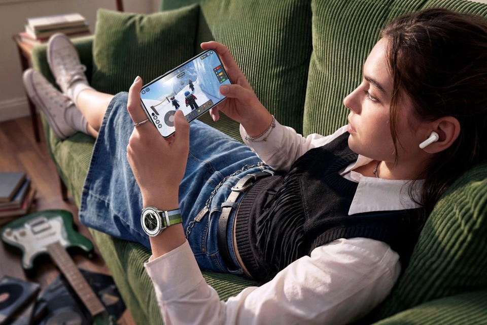 אישה מחזיקה באחד ממכשירי OPPO ,
