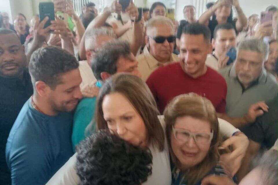 מריה קורינה מצ'אדו עם תומכיה לאחר חזרתה , מתוך X