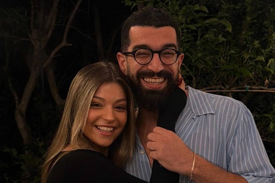 חנן בן ארי לצד בתו שיר ציון. אבא גאה ,